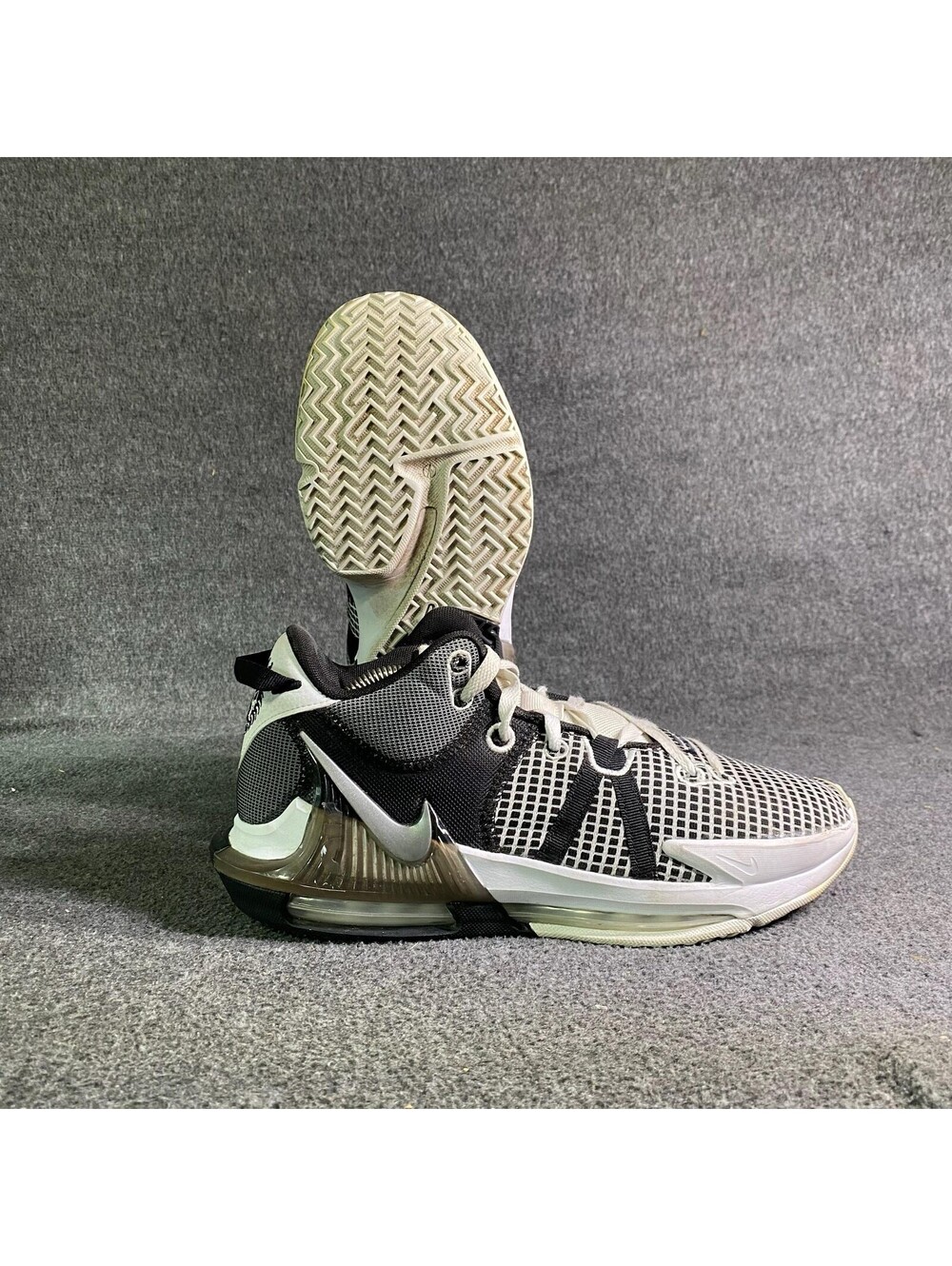 Nike LeBron Witness VII Men's Sneakers White/Metallic Silver-Black, Size 9.5